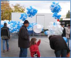Mit-Luftballons-werben-Luftballons-verteilen