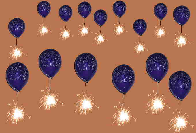 Flugbild : Luftballons steigen mit Wunderkerzen und Wunschkarten in den Silvesterhimmel. Wnsche gehen in Erfllung.